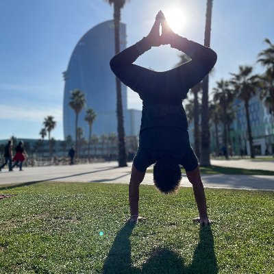 Pedro Herruzo doing a handstand in Barcelona